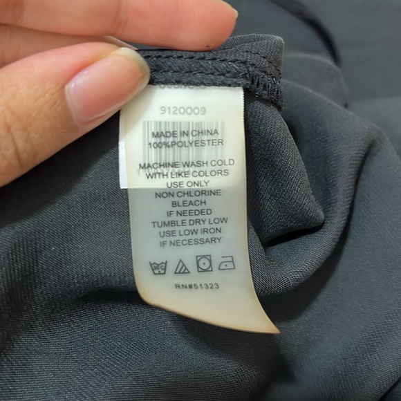 Vince Camuto Inverted Front Pleat Black Blouse - Picture 3 of 6